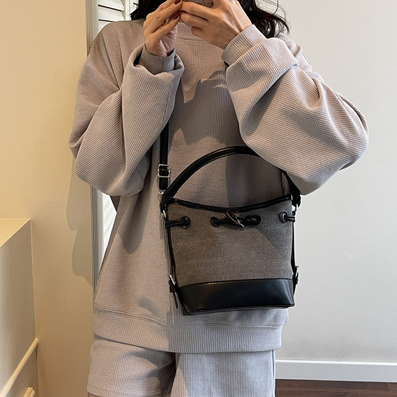The 2025 new stylish color-blocking drawstring hand-held bucket bag is a versatile, simple and casual single-shoulder crossbody bag for women Application Scenario