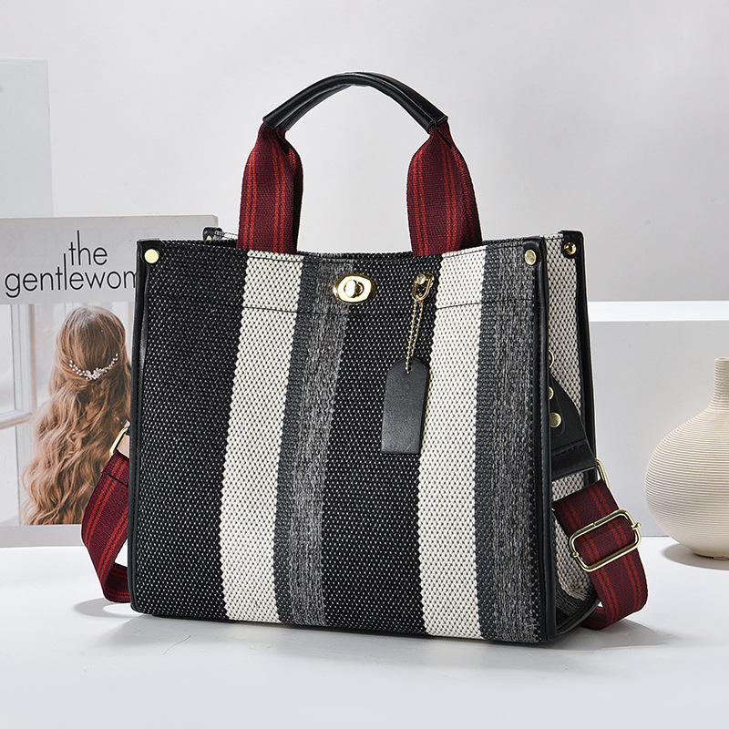 Korean-style ladies' briefcase, versatile for professional commuting, simple striped single-shoulder large bag, large-capacity women's bag Application Scenario