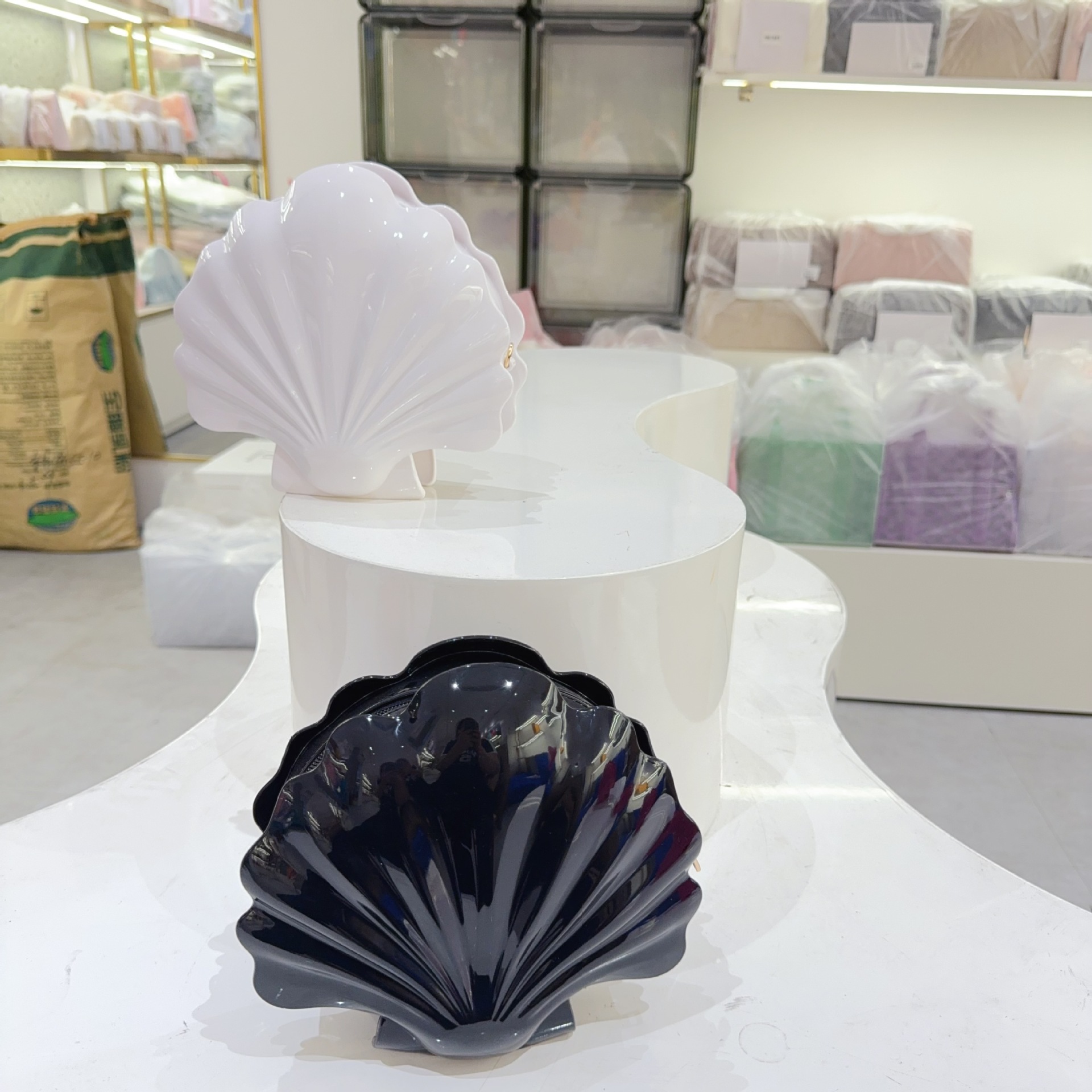 A new cross-border personalized shell-shaped women's bag, a fashionable Korean-style one-shoulder crossbody bag with a pressed shell Application Scenario