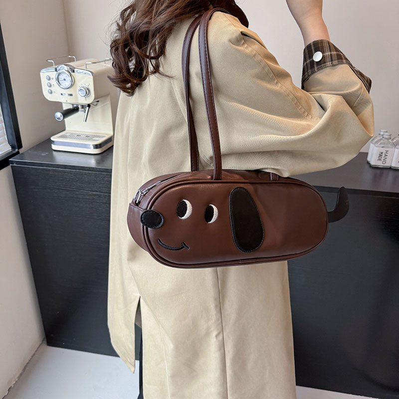 Underarm commuting bag for women, large-capacity 2024 new niche design cartoon crossbody bag for women, baguette bag Application Scenario