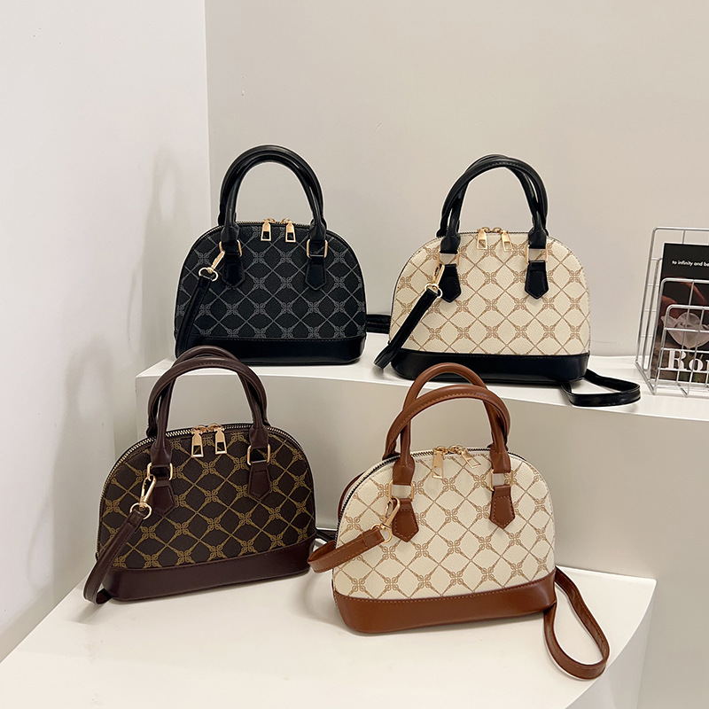 The Shell Bag 2025 new style fashionable and simple bag, retro and trendy hand-held shoulder bag, casual crossbody bag, suitable for women Application Scenario