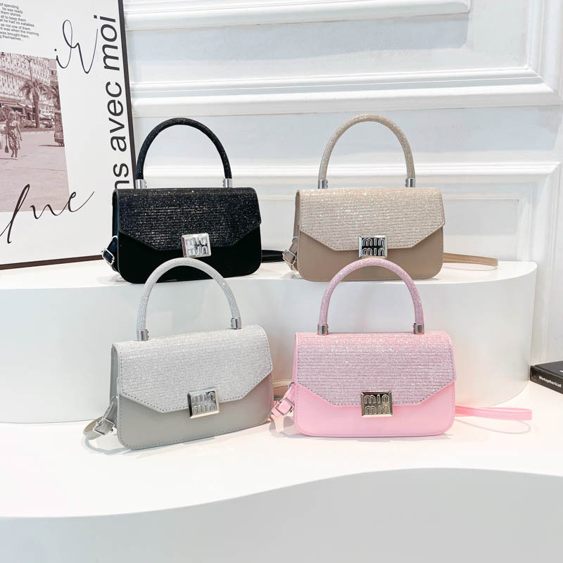 Summer personalized, simple and high-quality, niche design casual small square bag 2025, fashionable and stylish women's single-shoulder crossbody bag Application Scenario