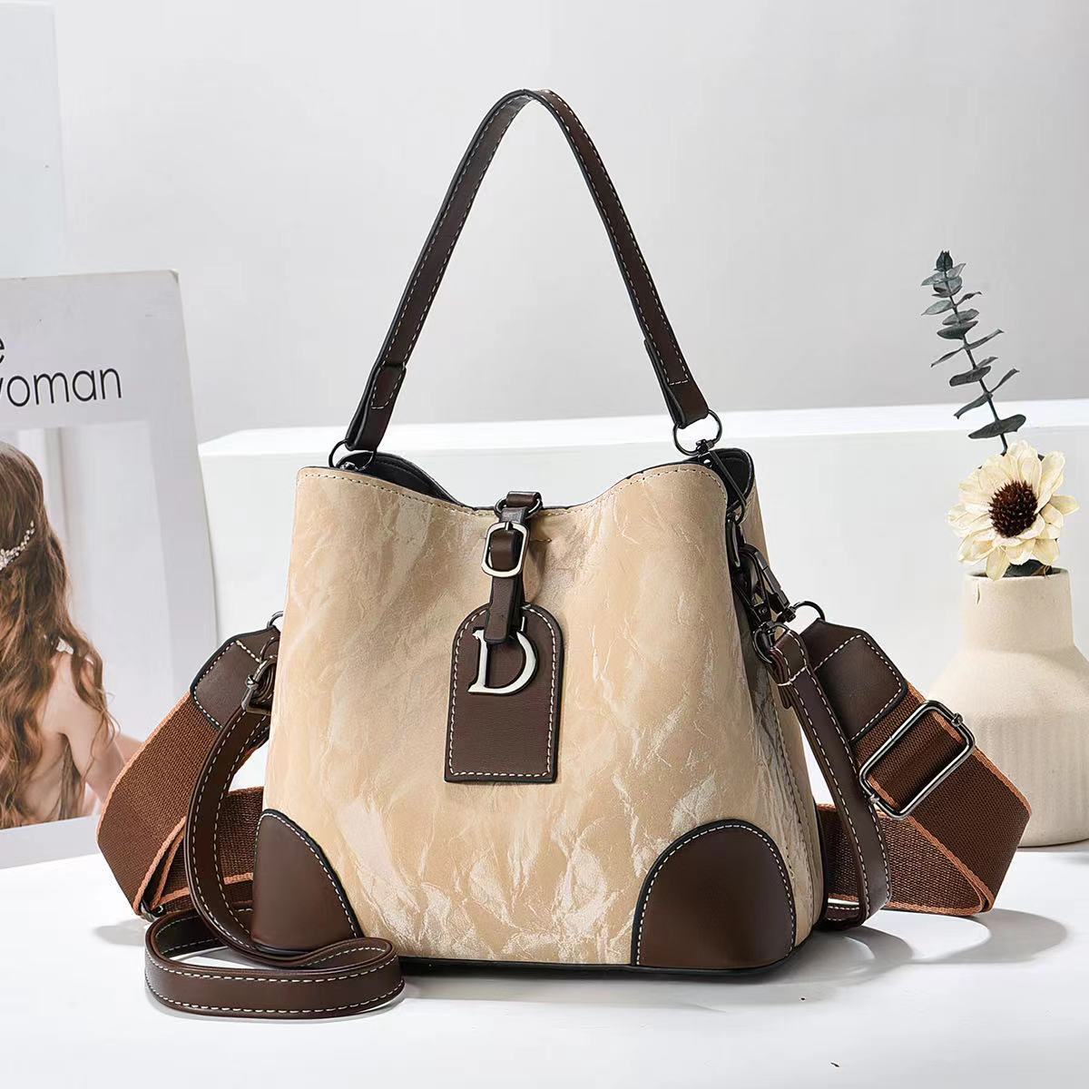 The new cross-border consignment manufacturer's versatile new crossbody and hand-carry women's fashionable large bucket bag is a bestseller Application Scenario