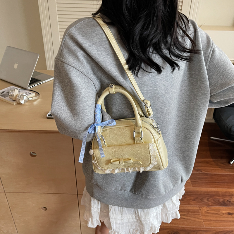 A simple and stylish small square bag for women, a new 2025 trendy handbag, a niche and versatile single-shoulder bag, a Korean-style fashionable crossbody bag details Picture