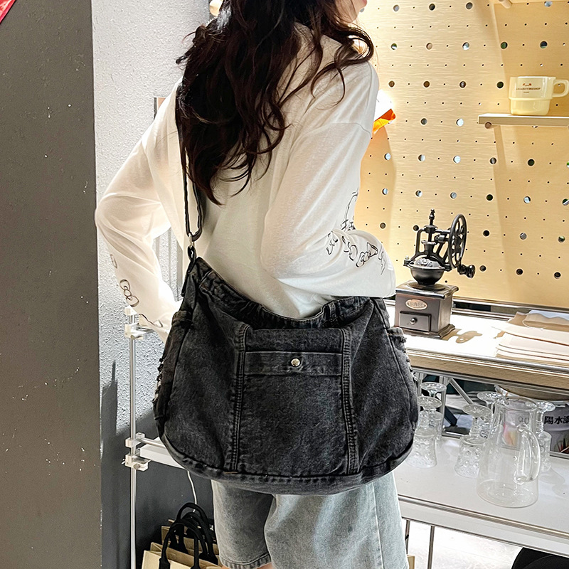 The 2025 new large-capacity single-shoulder commuter bag is versatile, a student's crossbody bag for class, and a Korean retro denim bag for women details Picture