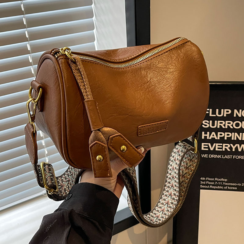 Retro and fashionable women's new 2024 solid color commuting versatile pillow bag, niche high-end casual single-shoulder bag full figure