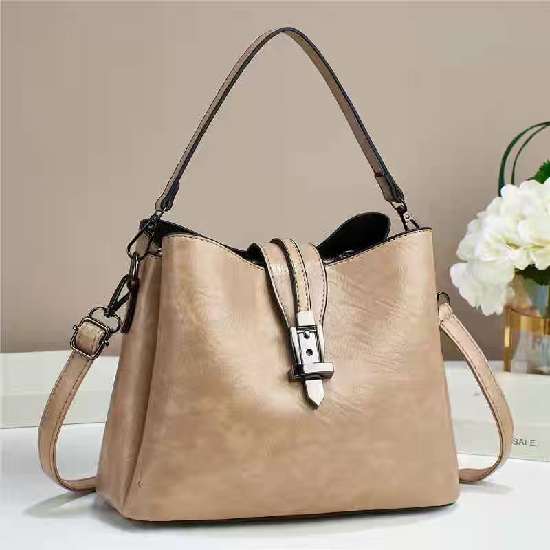 A new, trendy, retro and high-end soft leather large-capacity handbag for women's cross-border use. This is a single-shoulder crossbody bag for women Application Scenario