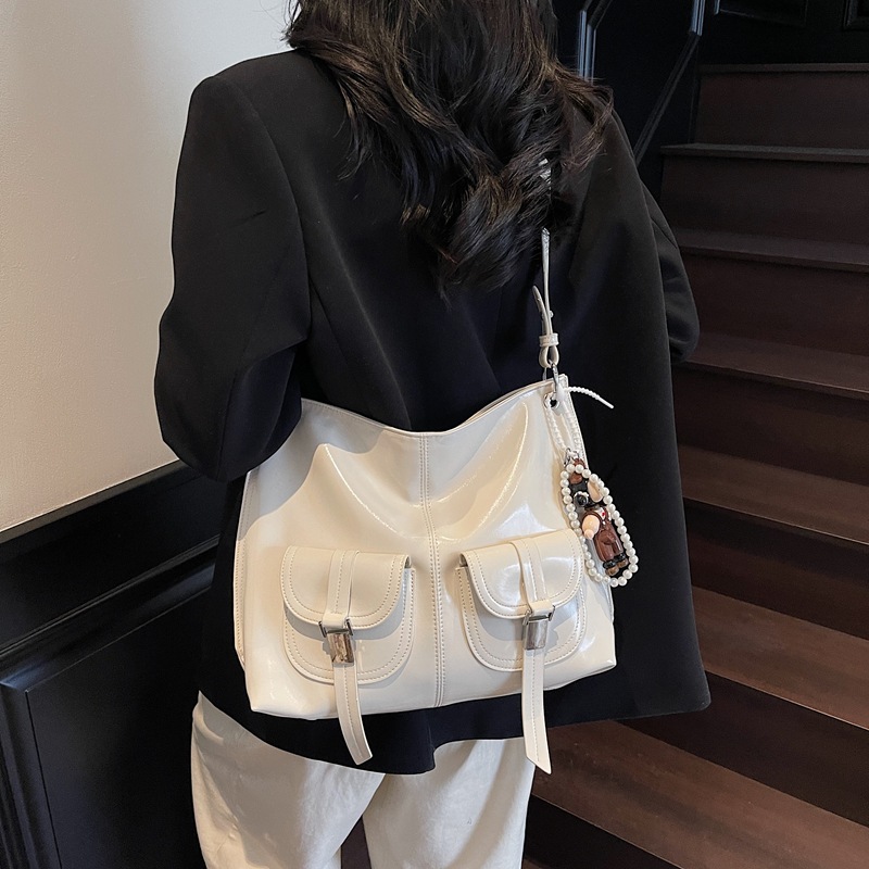 Fashionable and stylish large-capacity tote bag for women 2025 new style, trendy and elegant underarm bag, multi-pocket simple single-shoulder bag Application Scenario