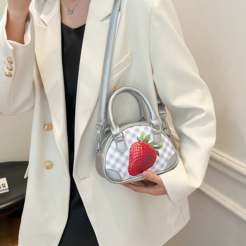 A high-end retro checkered hand-held crossbody bag for women 2025, a fashionable and versatile single-shoulder bag with a niche design Application Scenario