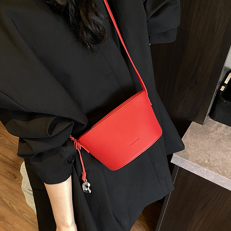 A niche mini bucket bag with lychee patterns for women, a new 2025 simple and casual single-shoulder bag, a fashionable and versatile crossbody bag details Picture