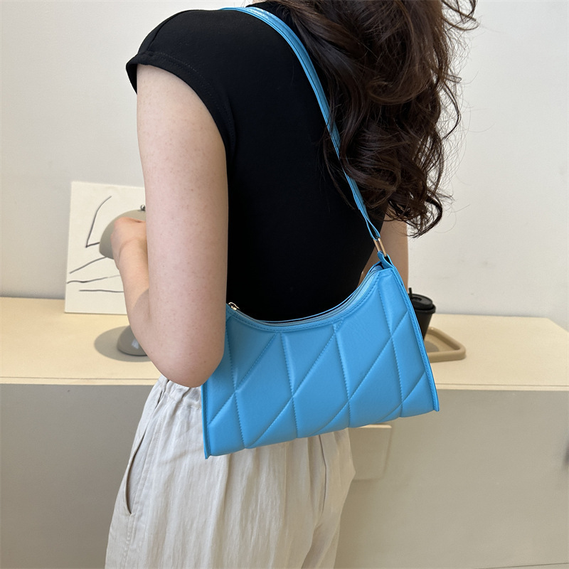 Women's casual commuting handbag 2023 Summer New style fashionable and simple underarm bag, niche and trendy single-shoulder bag details Picture