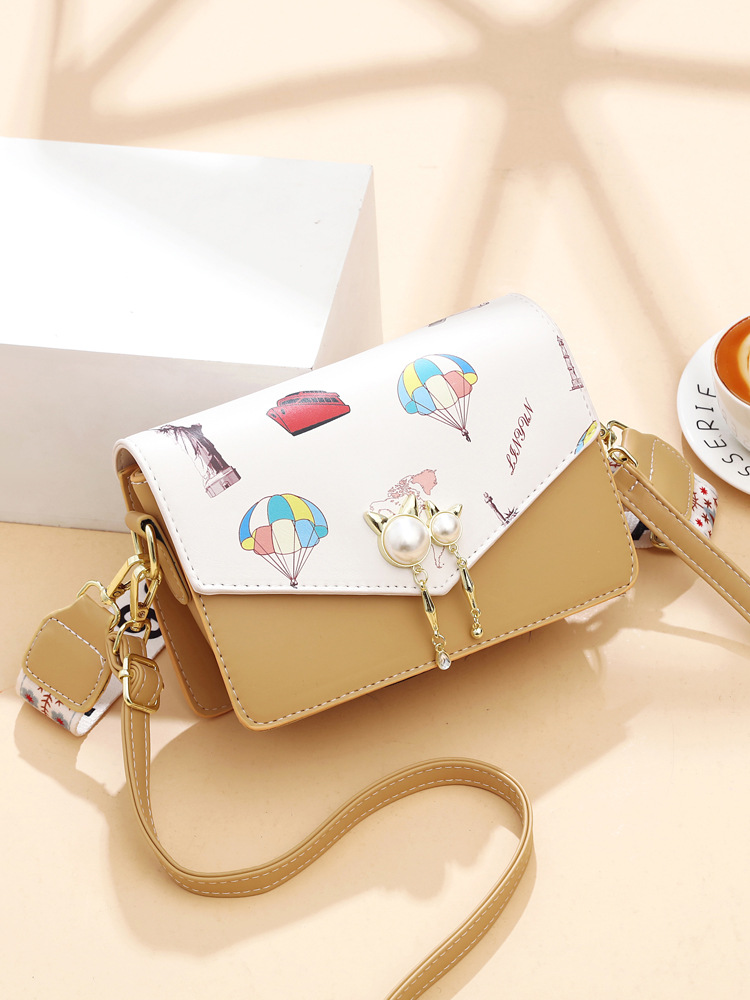 The 2022 new summer fashion crossbody bag for women is fashionable, youthful and fresh. It's a trendy student graffiti square bag Item Picture