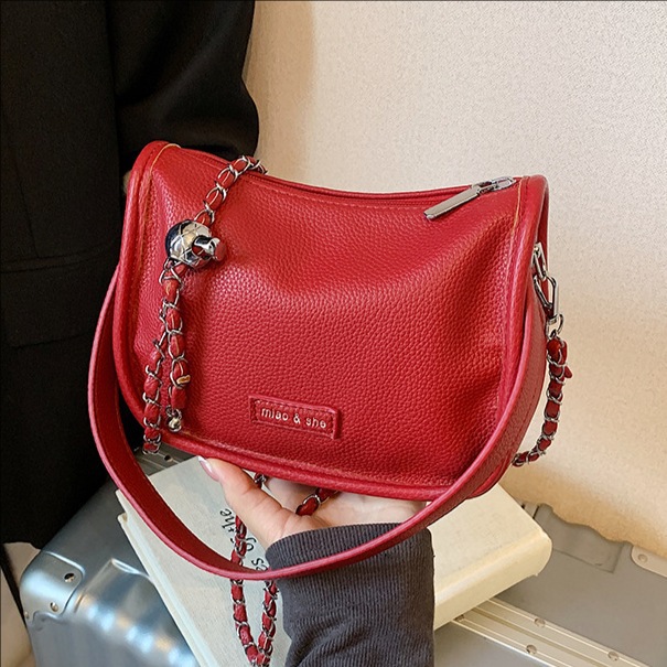 The 2025 new lychee pattern chain versatile underarm bag is a fashionable and niche design for women. It features a soft leather feel and is a single-shoulder crossbody bag full figure