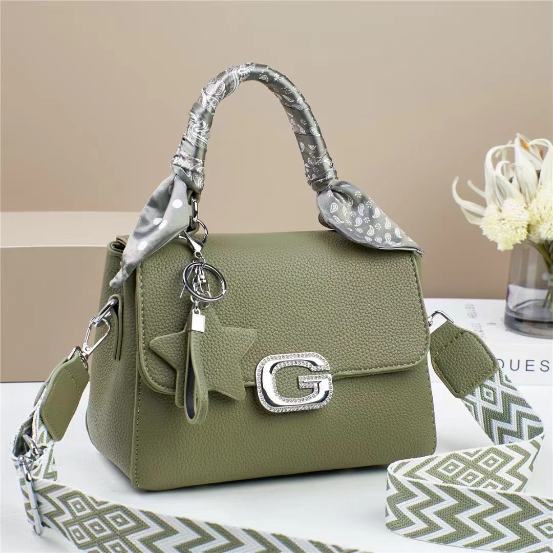 Niche design girls' bags, cross-border handbags, sweet girls' bags, this year's new single-shoulder trendy small square bag Application Scenario