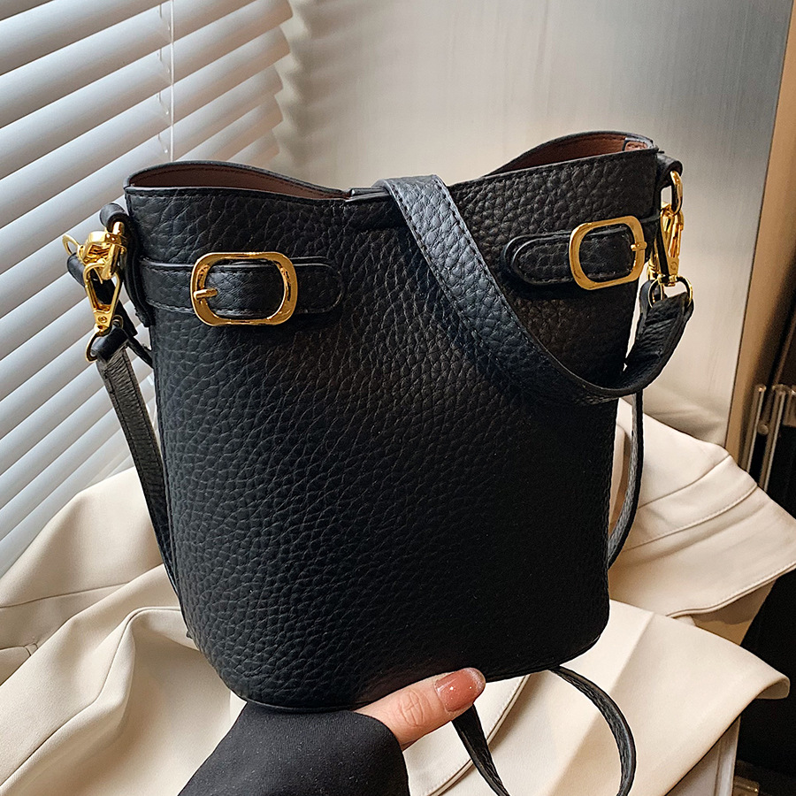 A simple and casual bucket bag for women in 2024, a fashionable and versatile mother-and-child bag for work and commuting, and a single-shoulder crossbody bag full figure