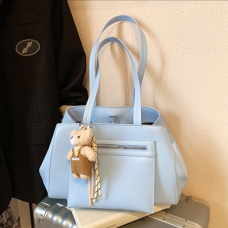 The laid-back style large-capacity tote bag for women in 2025 is a new, fashionable and versatile single-shoulder bag for commuting. It is a simple and solid color underarm bag full figure