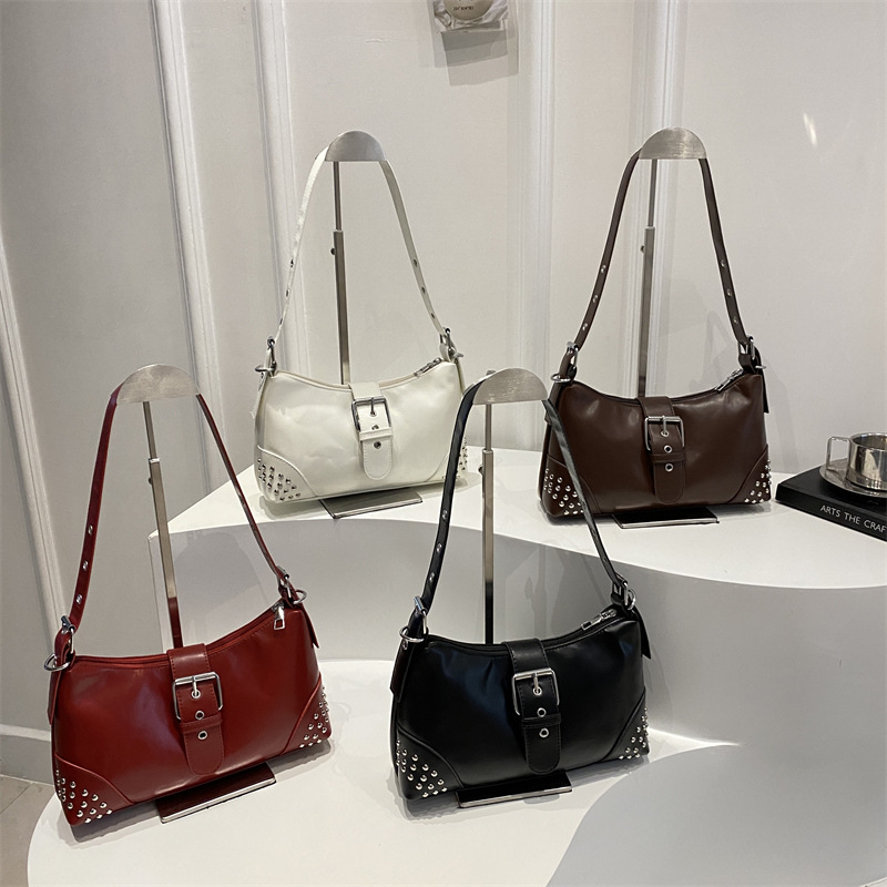 Sweet and cool Girl rivet tote bag for women 2025 New retro underarm bag, large capacity handbag, single-shoulder crossbody bag Application Scenario