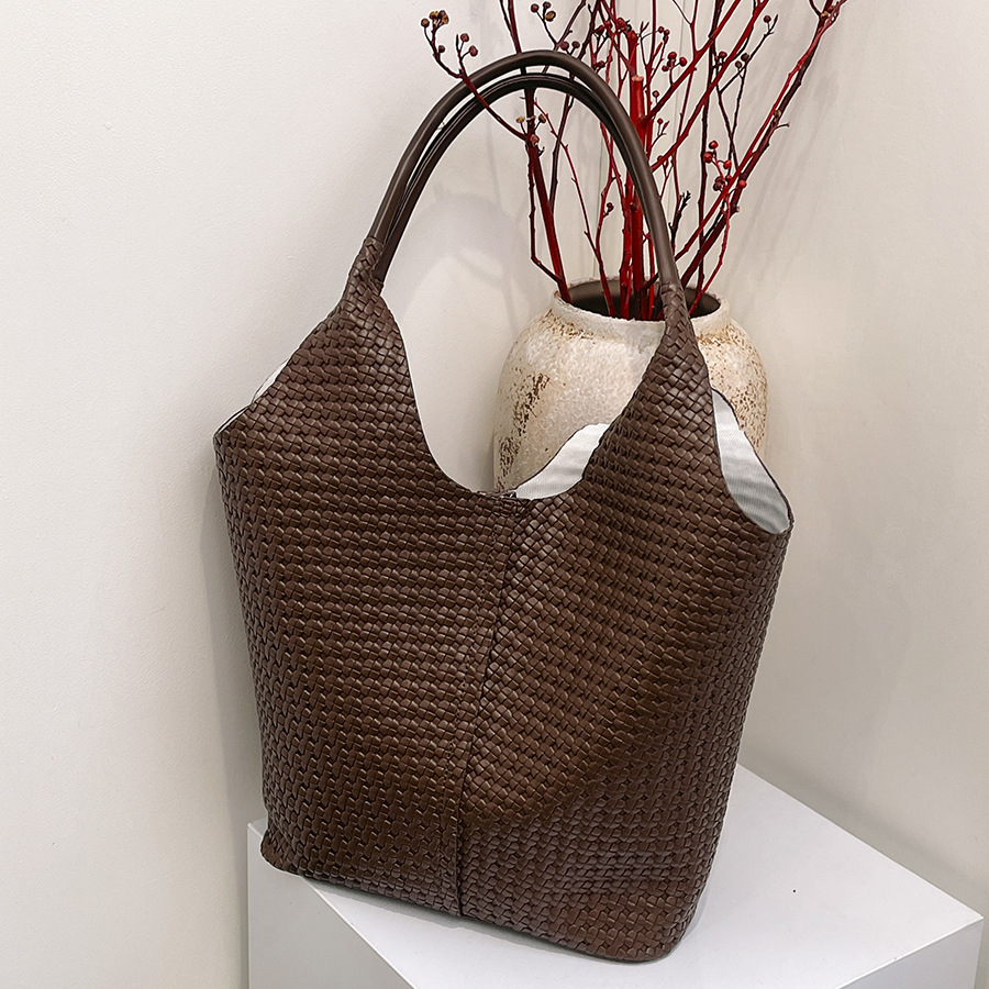 Retro trend underarm tote bag for women 2024 new style, fashionable, casual and versatile shoulder bag, high-end casual women's bag full figure