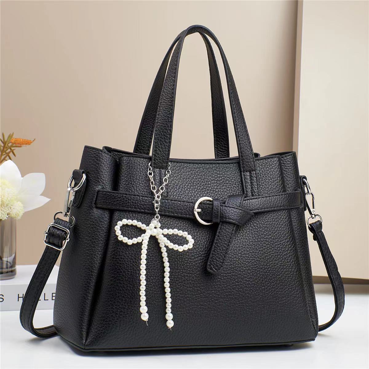A popular simple women's handbag, a single-shoulder crossbody bag, a trendy 2024 fashion brand, a grand mom bag, and a large-capacity women's bag Specification drawing