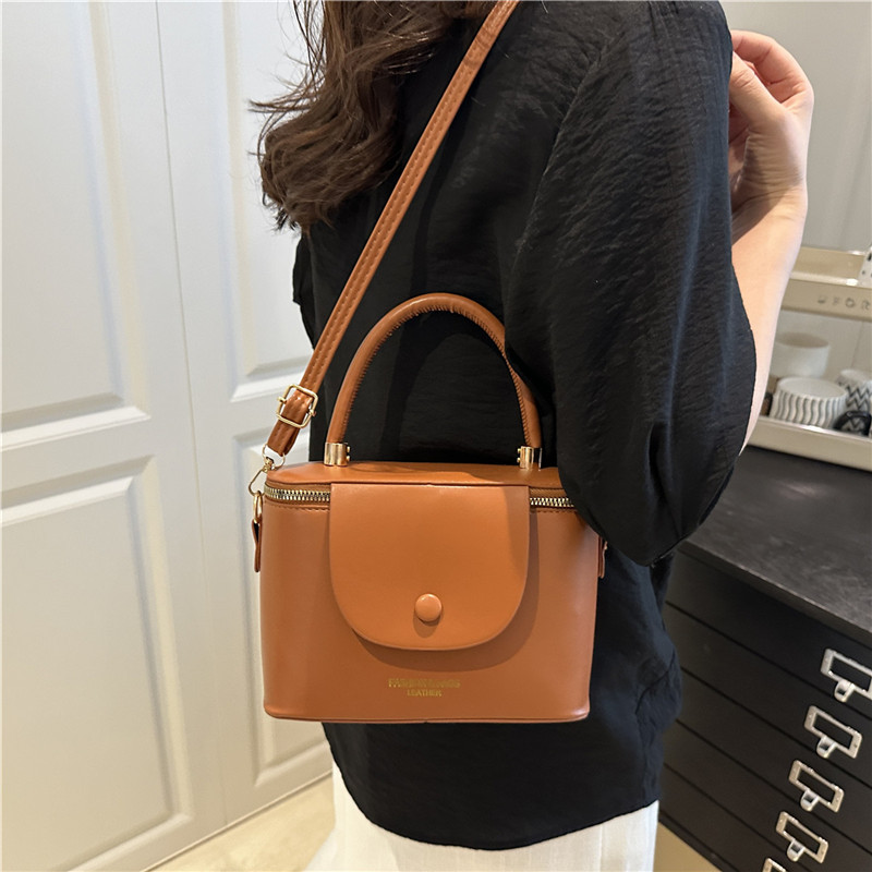 A trendy Korean-style high-end hand-held box women's bag 2025, a new cross-border fashion and versatile single-shoulder crossbody small square bag details Picture
