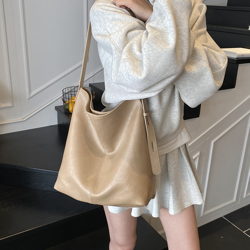 Cross-border high-end quality hand-held bucket bag for women 2025 new style, versatile and fashionable solid color, stylish commuting single-shoulder bag Application Scenario
