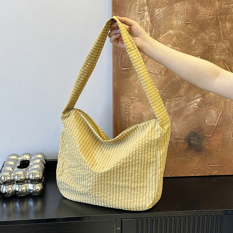 Japanese-style casual and artistic canvas bucket bag, ins fashionable checkered single-shoulder women's bag, nylon mother-and-child crossbody bag full figure