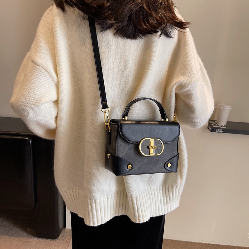 This year, small bags are popular for women's fashion and versatility. The 2023 new retro single-shoulder crossbody bag, hand-held box, and small square bag Application Scenario