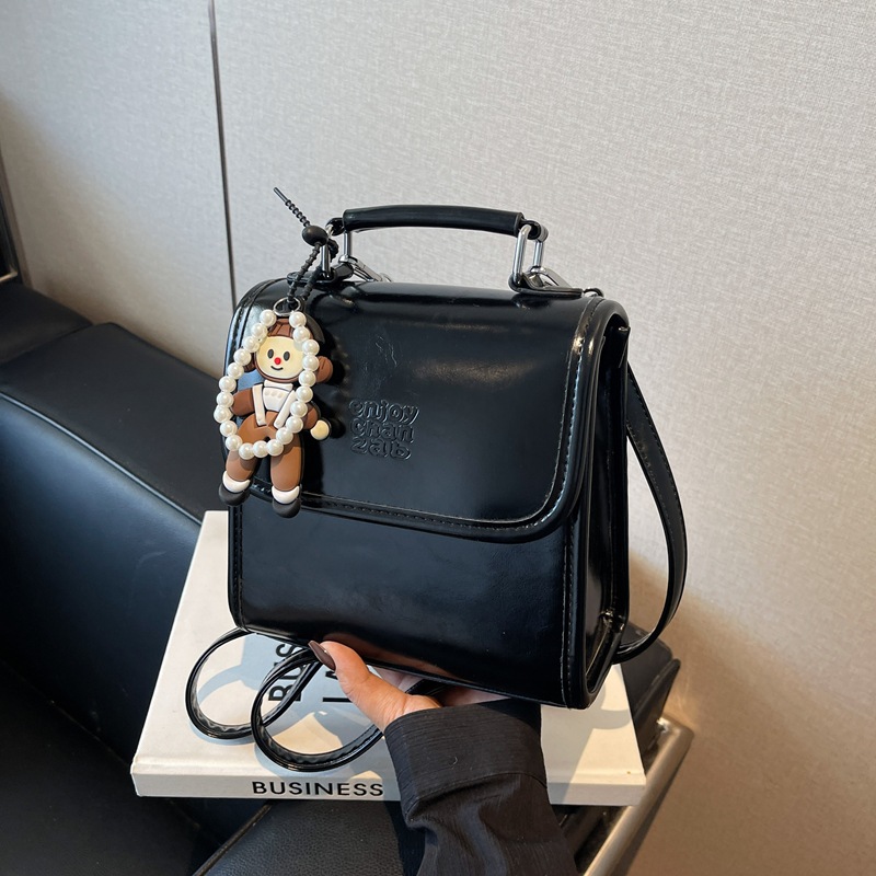 This handbag features a stylish and textured Japanese and Korean style. It's a new 2024 trendy Instagram backpack for women, casual bags, and simple backpacks Specification drawing