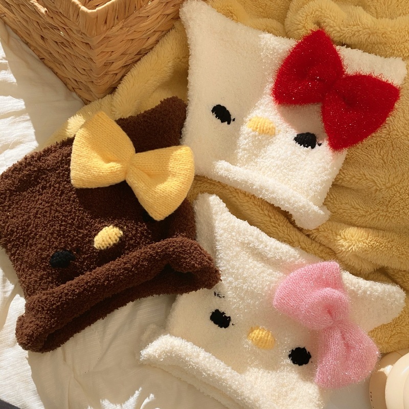 Cute cartoon plush pullover hat for women 2024, a new Japanese style autumn and winter warm bow rolled-up ear cap Application Scenario