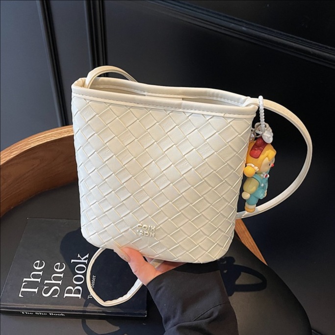 A cross-border niche design, simple and versatile commuting woven bucket bag, a new fashionable single-shoulder crossbody bag for women in summer 2025 full figure