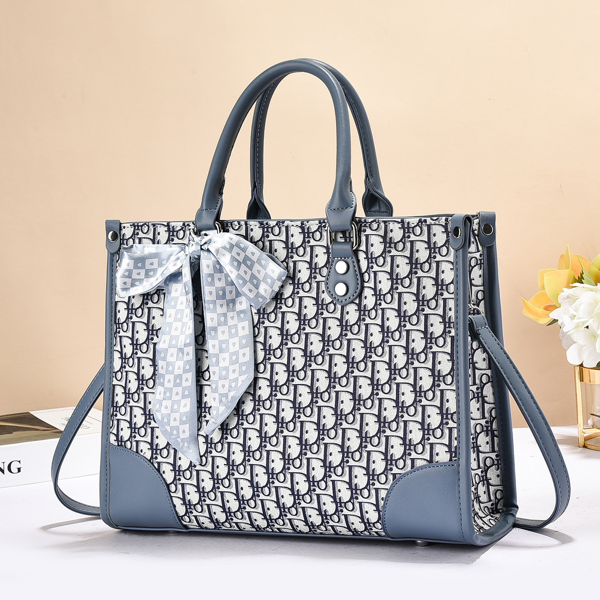 The 2025 autumn/winter new style of fashionable and trendy large-capacity printed tote bag single-shoulder bag is versatile, retro and exquisite Application Scenario