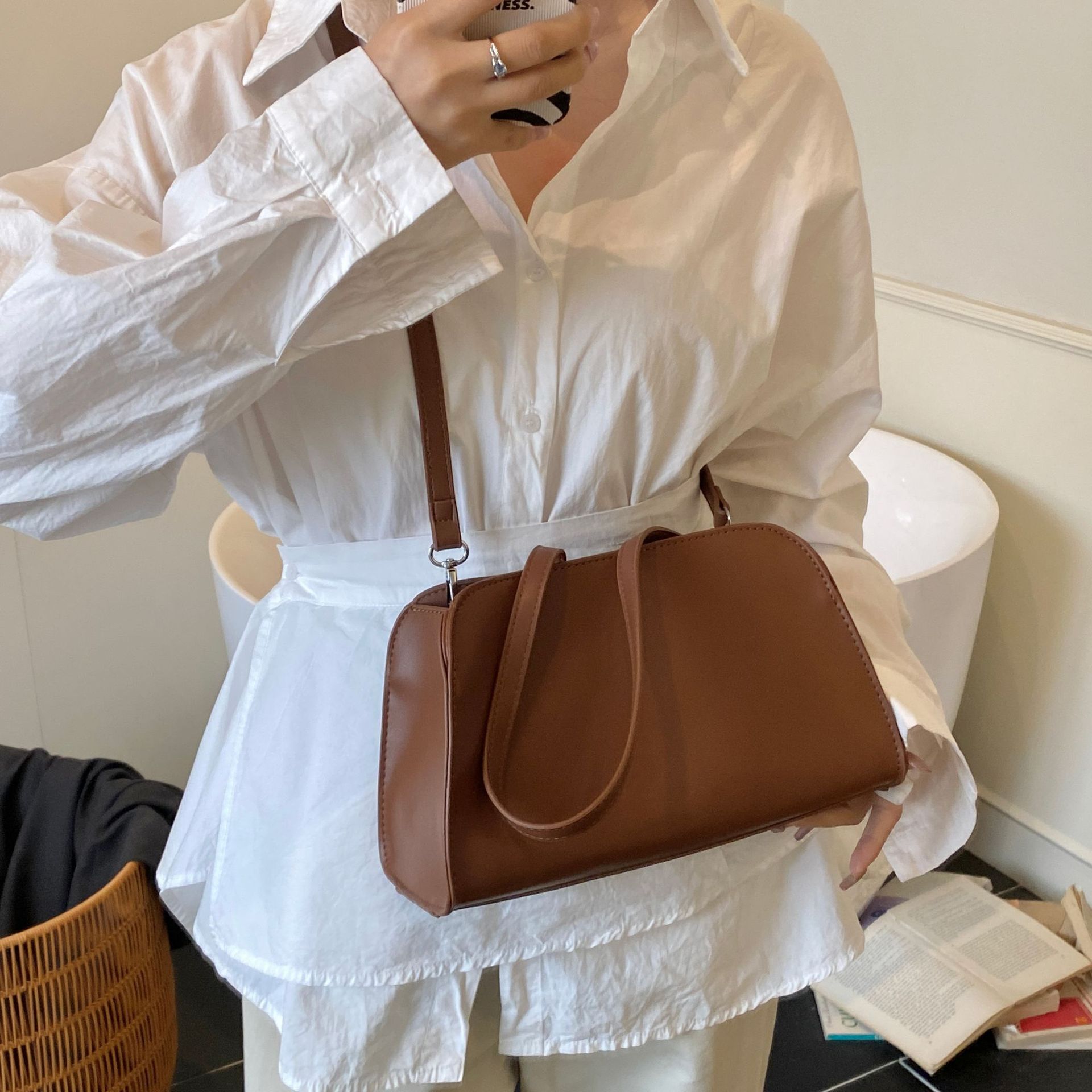 The 2025 new Boston women's bag is a niche and fashionable Korean retro handbag, a high-end single-shoulder crossbody pillow bag details Picture