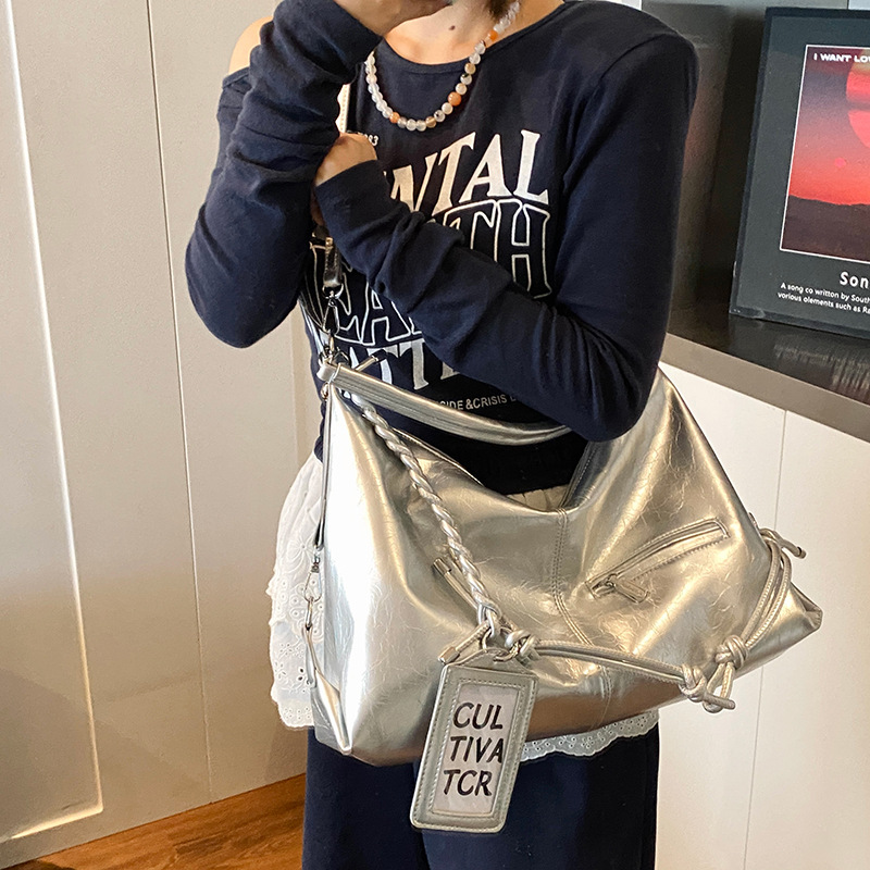 Cross-border trendy and fashionable hand-held underarm bag for women, 2025 new stylish and super cool motorcycle large-capacity single-shoulder crossbody bag Specification drawing