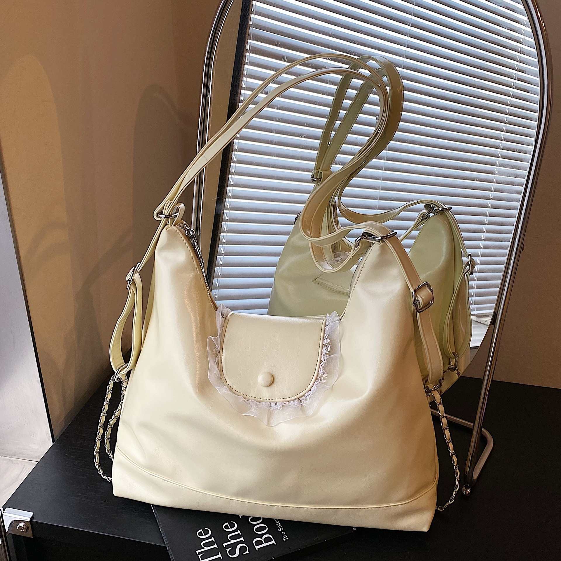 Large-capacity women's bag, new Spring 2025 style, casual, versatile and fashionable, student handbag for class, commuting backpack full figure
