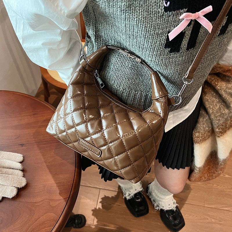 The 2024 new women's bag with embroidered thread and diamond-shaped underarm bag features a high-end and niche design. It is a single-shoulder crossbody handbag and wrist bag details Picture