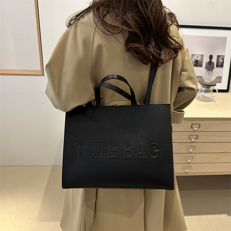 A high-quality large-capacity handbag for women, a new 2024 fashionable hand-held tote bag, a retro single-shoulder bag for autumn, and a large commuting bag Specification drawing