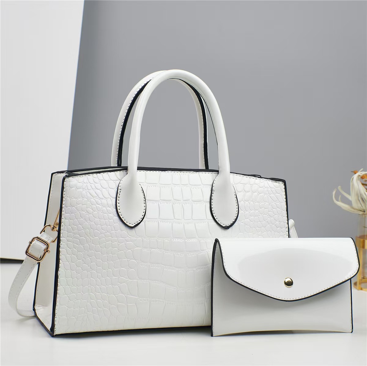 A new 2024 large-capacity commuting bag, a shiny leather single-shoulder bag, a fashionable European and American women's handbag with letters details Picture