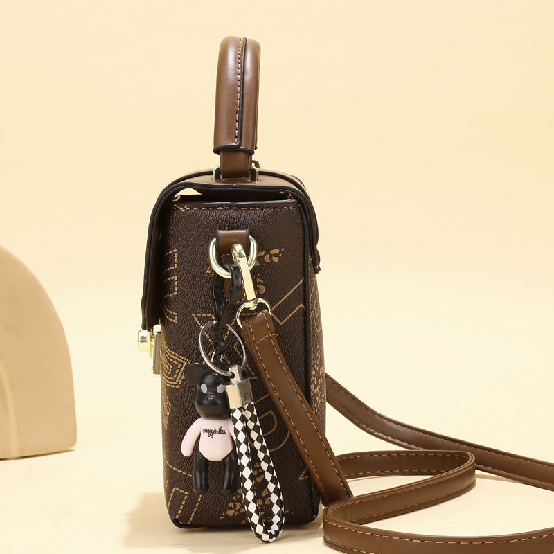 The manufacturer's new summer bags for foreign trade are simple and square, fashionable and versatile, single-shoulder crossbody bags, and trendy mini mobile phone bags for women Application Scenario