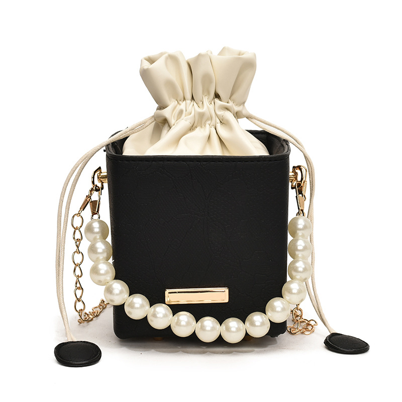 A new 2024 autumn/winter collection of high-end and niche small bags and box bags, featuring a chain texture and pearl, is a versatile single-shoulder crossbody bag Item Picture