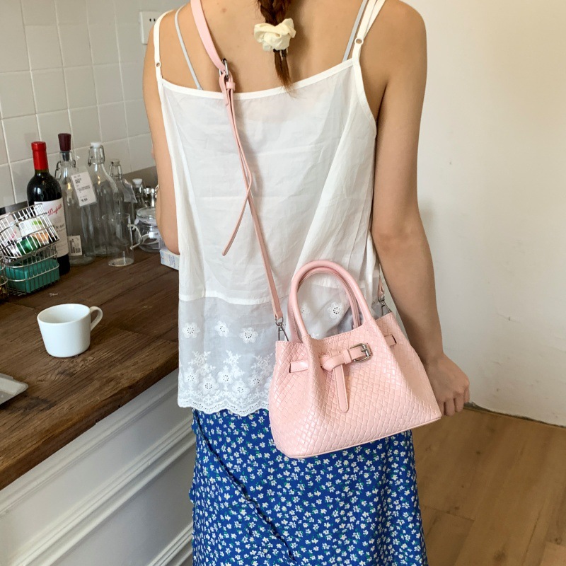 A niche woven handbag for women, a new summer 2025 trend, fashionable and versatile single-shoulder bag, a high-end quality crossbody bag Specification drawing