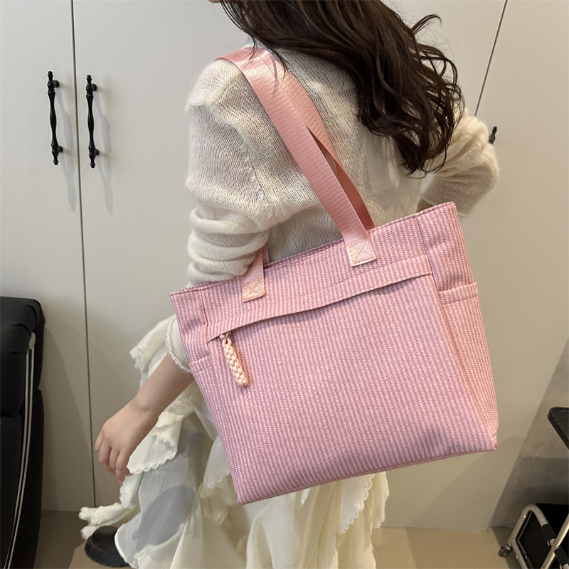 The 2025 new large-capacity tote bag for women, a simple and casual Korean style single-shoulder bag, versatile for commuting, underarm bag and hand-held bag Specification drawing