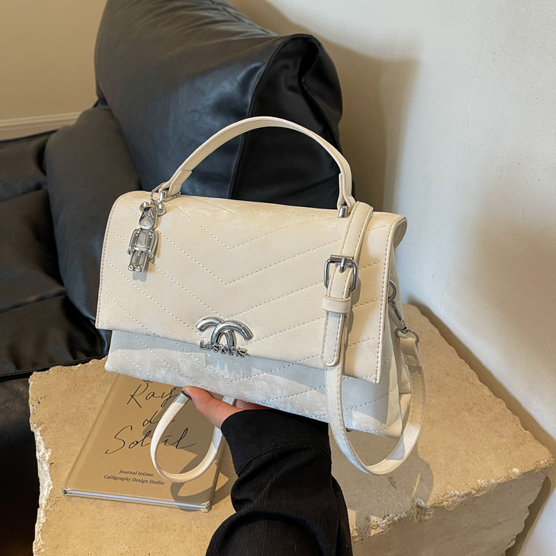 This is a new, simple, casual and versatile commuting handbag for women in 2025. It is a high-end single-shoulder crossbody bag Application Scenario