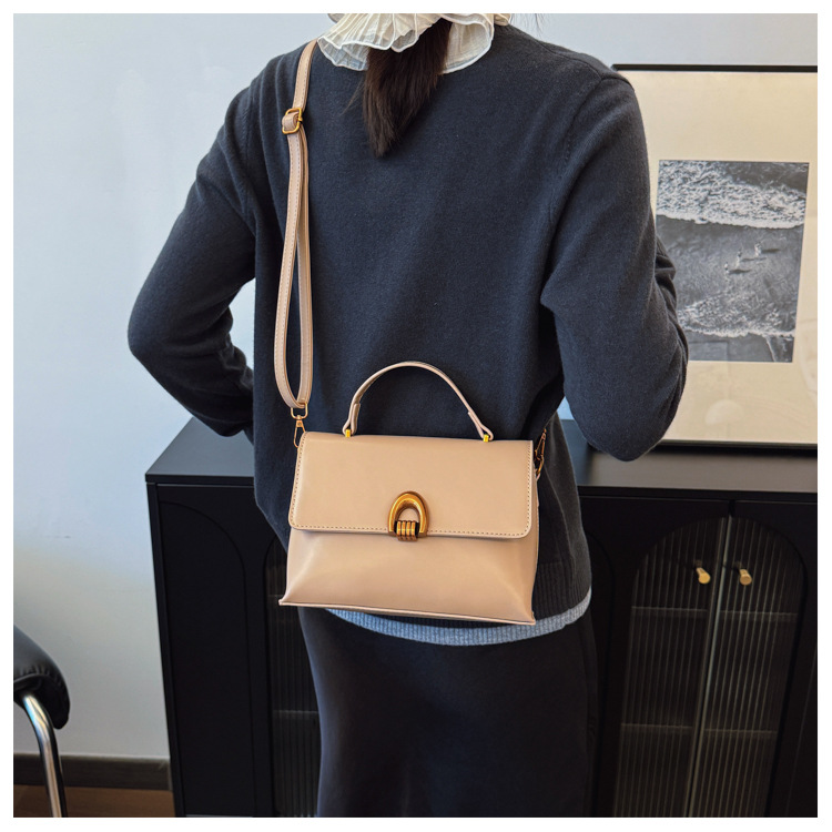 A niche design Korean-style casual and versatile handbag, a new 2024 stylish small square bag, a simple single-shoulder crossbody bag Application Scenario