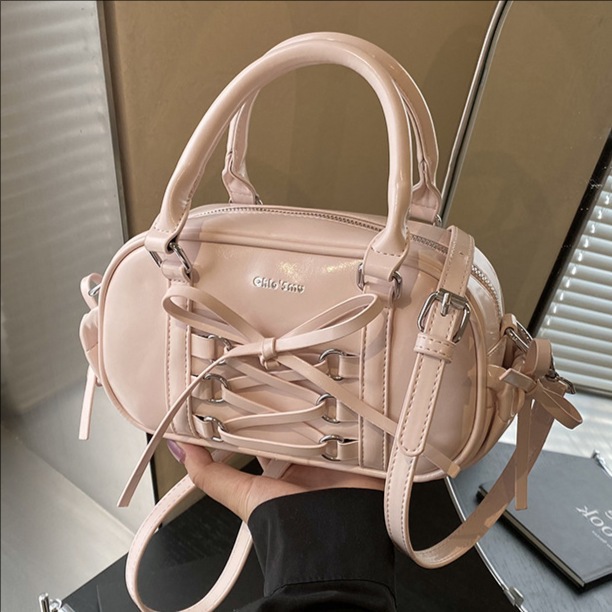 A trendy and simple hand-held pillow bag for women in 2025, with a stylish bow and a single-shoulder, crossbody bowling bag full figure