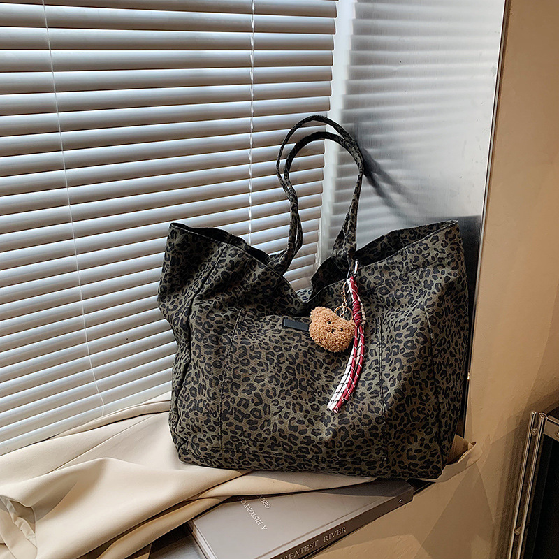 New Korean retro large-capacity leopard print canvas bag for autumn and winter 2024, a laid-back style single-shoulder bag for women's commuting full figure