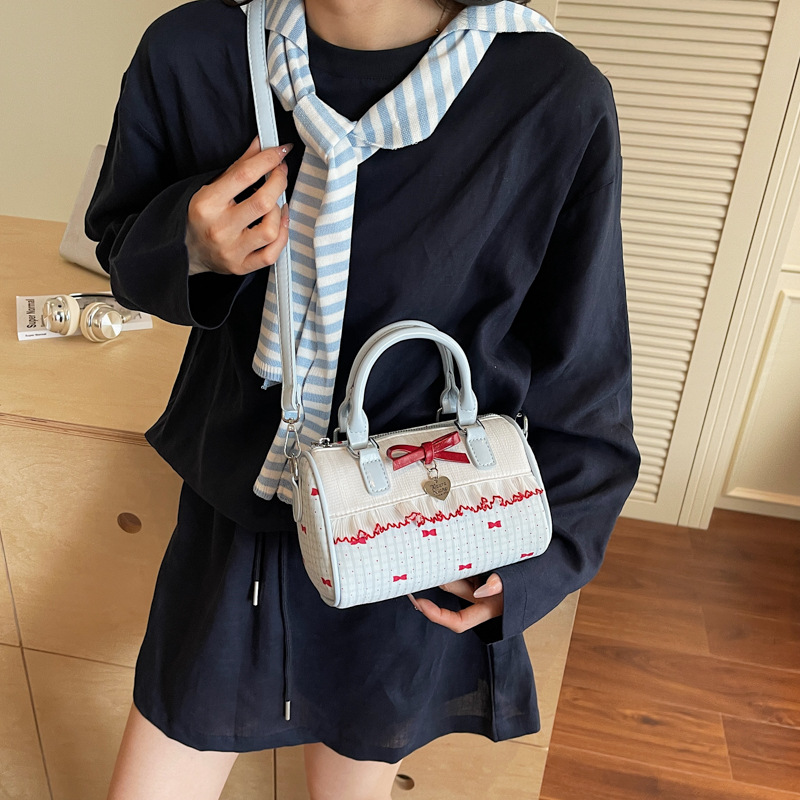 2025 New style stylish handbag, cute bow single-shoulder bag, versatile casual pillow bag, trendy crossbody bag Application Scenario
