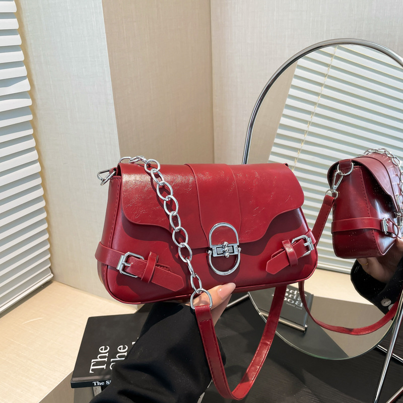 The 2025 new spring and summer retro baguette underarm bag, lockable flip cover bag, versatile commuter single-shoulder crossbody bag for women full figure