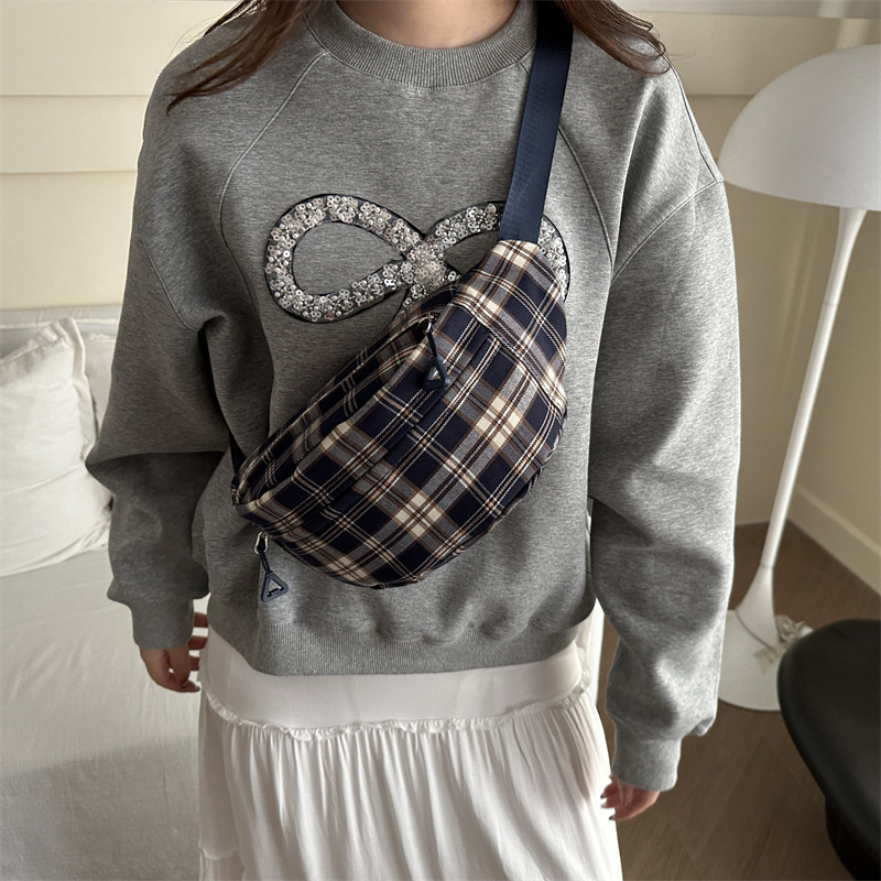 2024 New ins Japanese streetwear fashion casual single-shoulder bag, color-blocking checkered bag, women's commuter crossbody bag details Picture