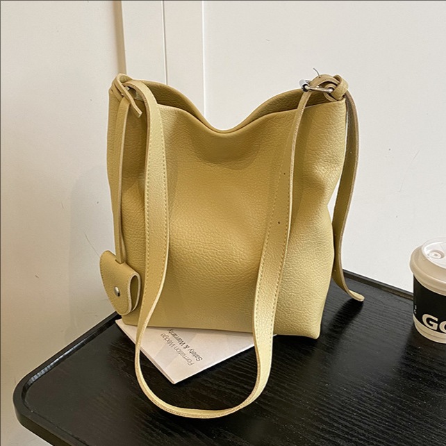 2025 New style casual commuting large-capacity bucket bag, simple and lightweight crossbody bag for women, fashionable and trendy single-shoulder bag full figure