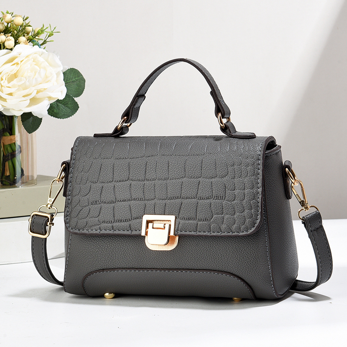 Factory direct mail fashionable mom bag, a bestseller for foreign trade, 2024 Summer new single-shoulder crossbody elegant and versatile bag for ladies Application Scenario